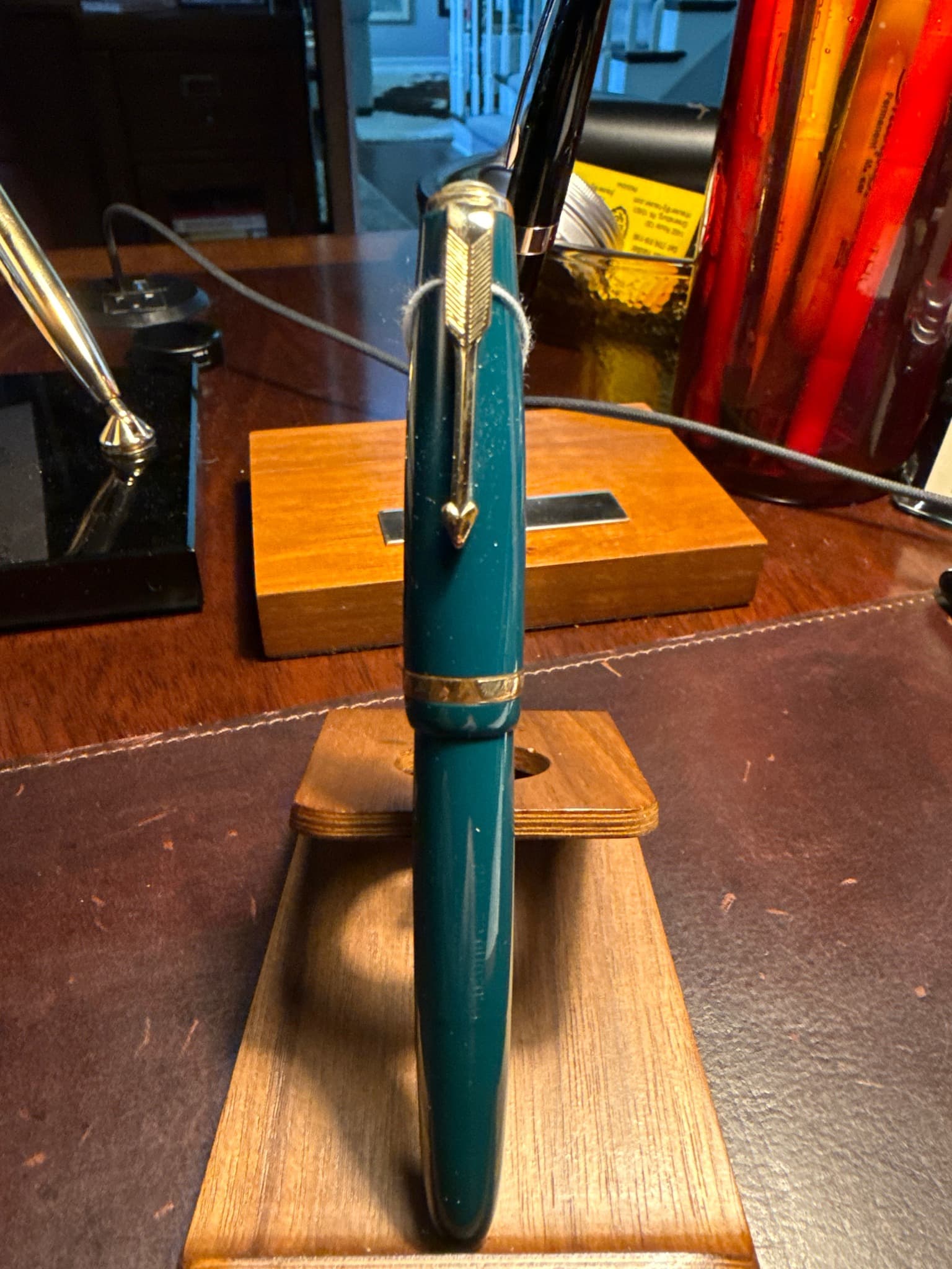 Parker Duofold (Aerometric or Vacumatic era style, likely Parker Duofold or Parker 51/Vacumatic relative based on clip and color)